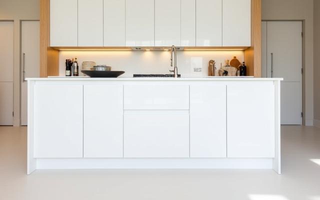 Moderne skreddersydd kjøkkeninnredning i et lyst hjem